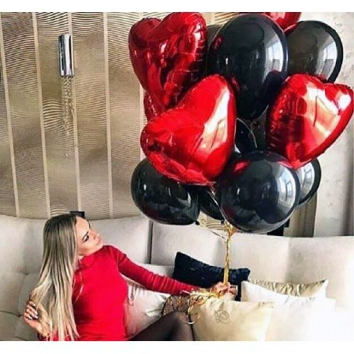 Фонтан из красных сердец с чёрными шарами  в Южно-Сахалинске