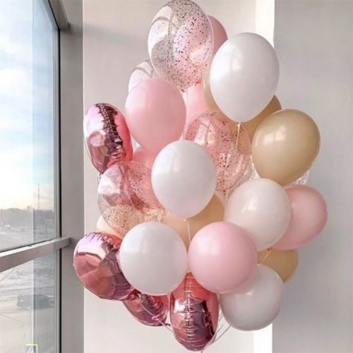 Фонтан шаров розового и белого цветов в Южно-Сахалинске