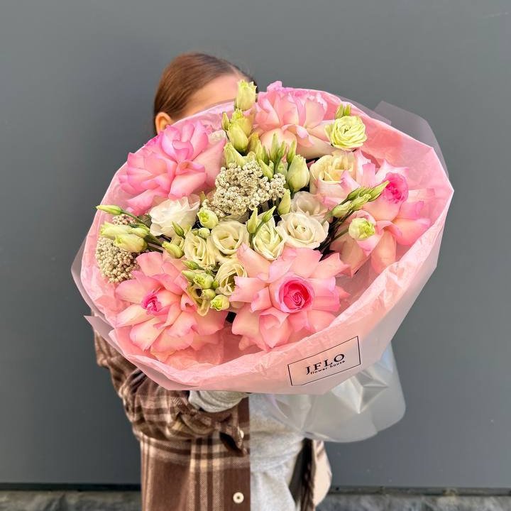 Букет "Розы с эустомой" с доставкой в Южно-Сахалинске