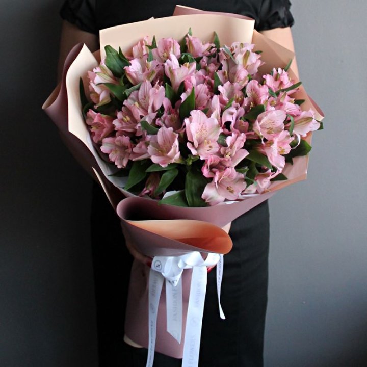 Букет розовых альстромерий в Южно-Сахалинске