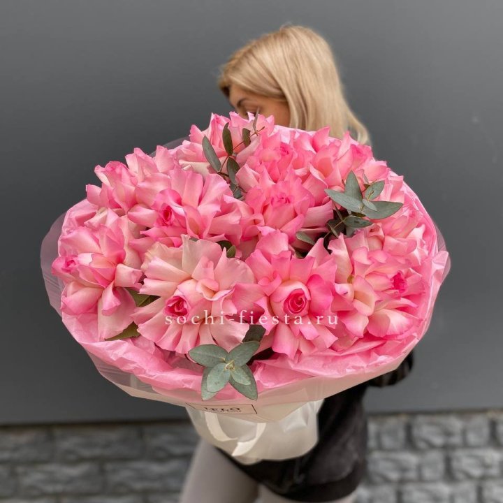 11 французских роз с доставкой в Южно-Сахалинске