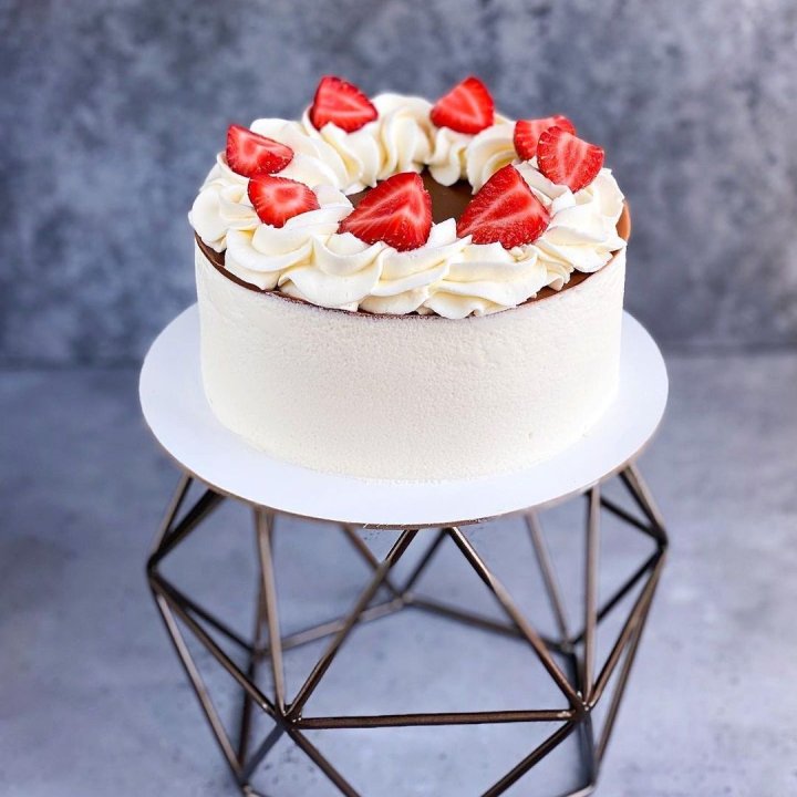 Торт "Клубника со сливками" в Южно-Сахалинске