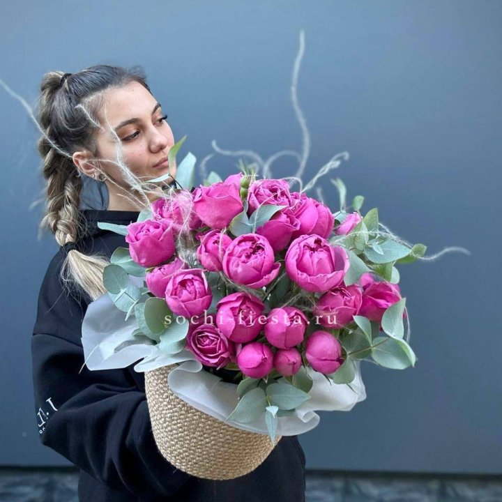 Пионовидные розы  в джутовом кашпо  в Южно-Сахалинске