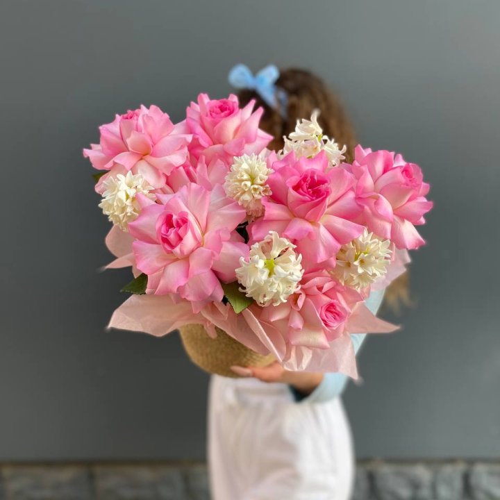 Дуо розы и гиацинты с доставкой в Южно-Сахалинске