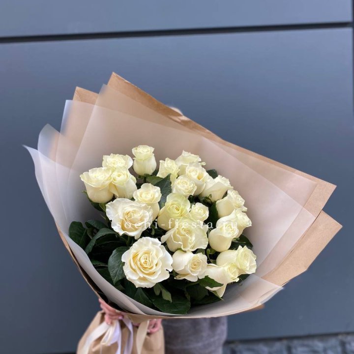  Букет  высоких белых роз   с доставкой в Южно-Сахалинске