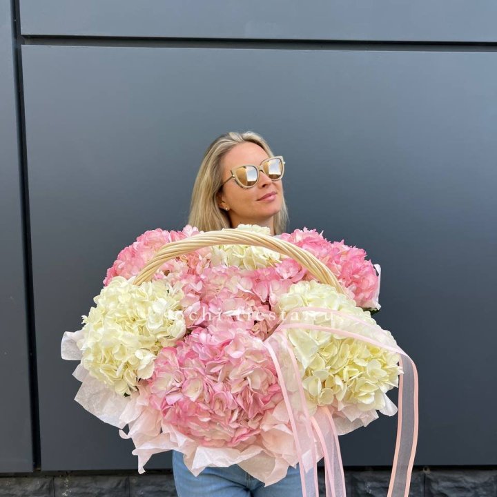 7 гортензий в корзине с доставкой в Южно-Сахалинске