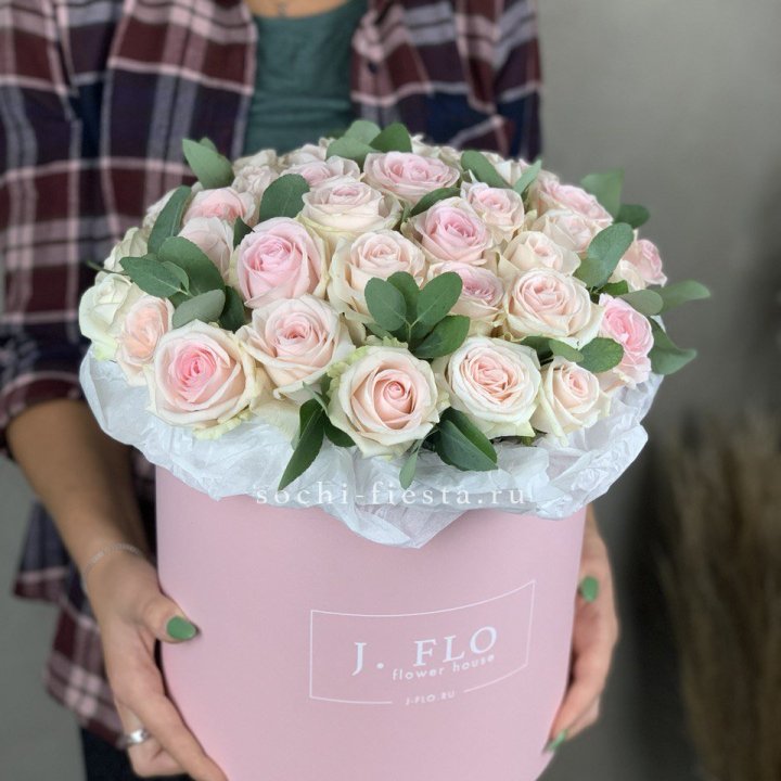 35 розовых роз в цилиндре в Южно-Сахалинске