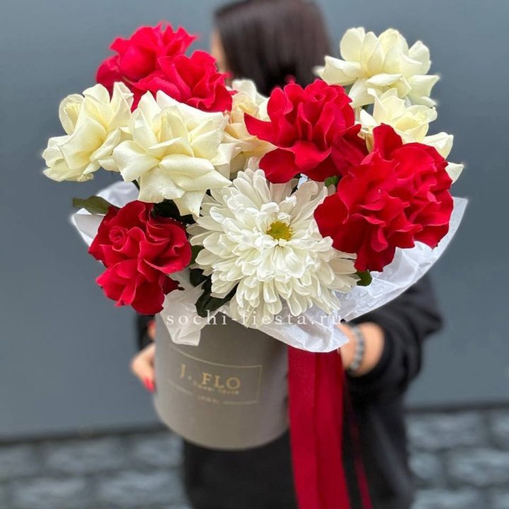 Французские розы с хризантемой в боксе в Южно-Сахалинске