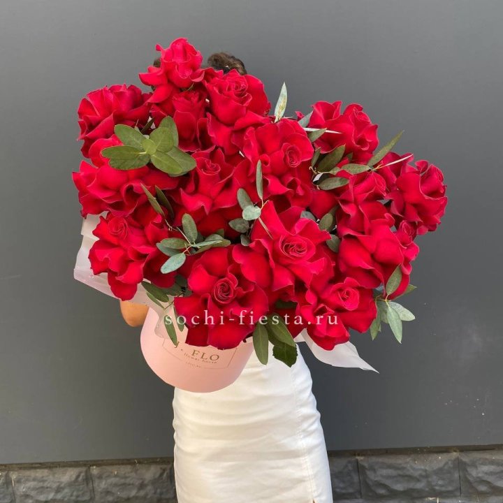 Бокс из 17 французских роз с доставкой в Южно-Сахалинске