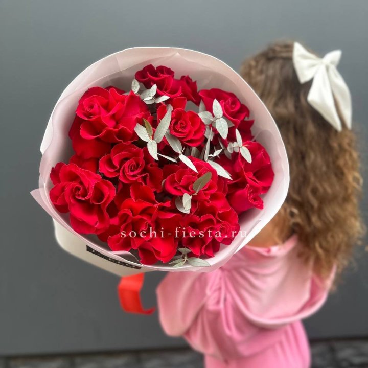 11 Красных французских роз с доставкой в Южно-Сахалинске