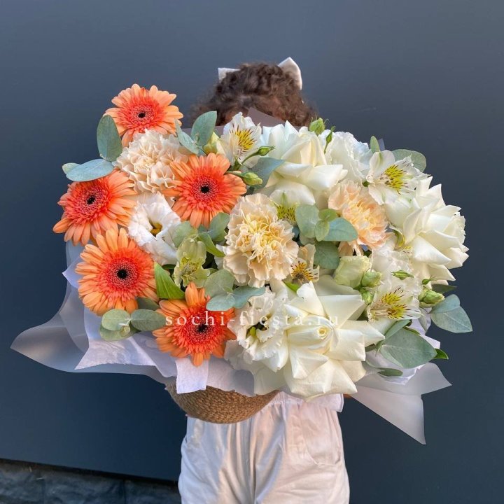 Розы и герберы в джутовом кашпо "Георгино" в Южно-Сахалинске