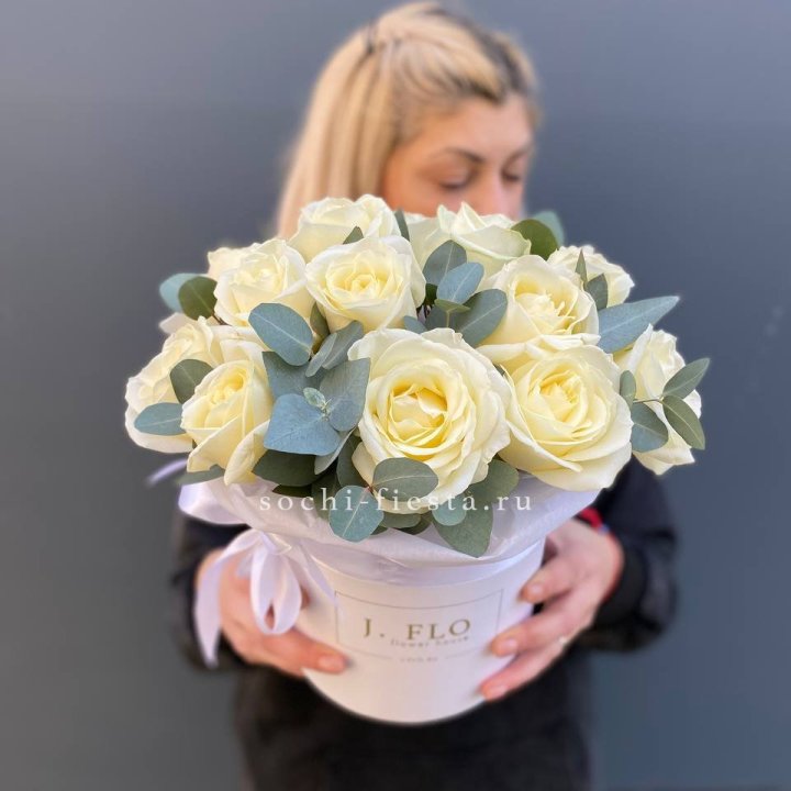 15 белых роз в боксе в Южно-Сахалинске