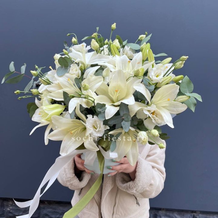 Бокс лилий и эустомы в Южно-Сахалинске