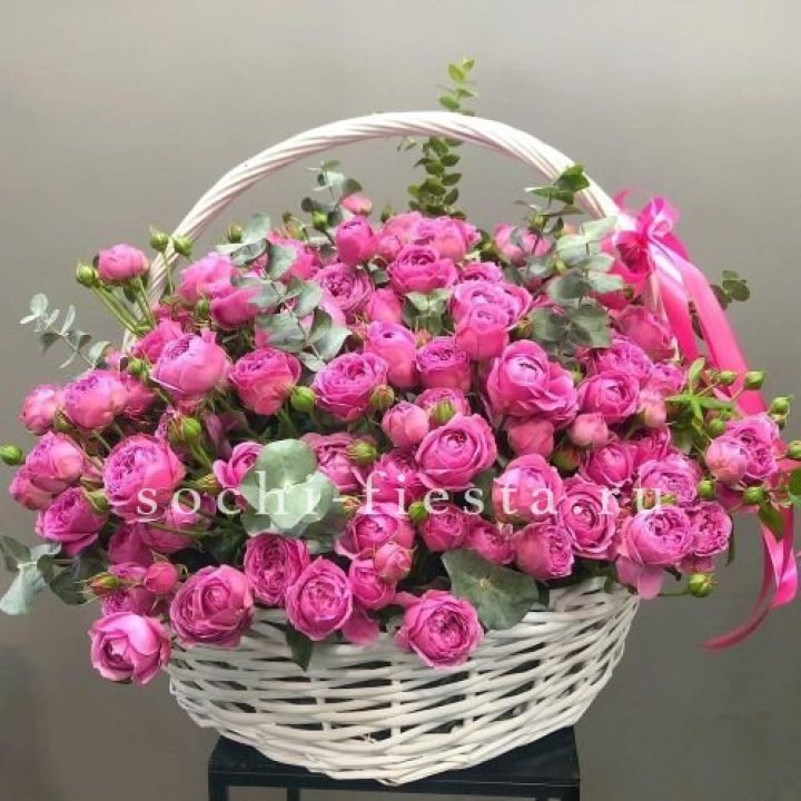 65 пионовидных кустовых роз в корзине в Южно-Сахалинске