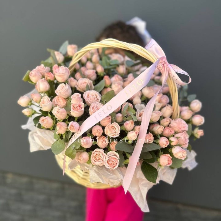 Корзина кустовых пионовидных роз в Южно-Сахалинске