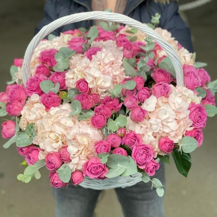 Корзина с гортензией и Мисти Баблс в Южно-Сахалинске