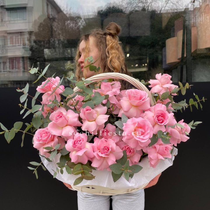 25 роз в цветочной корзине  в Южно-Сахалинске