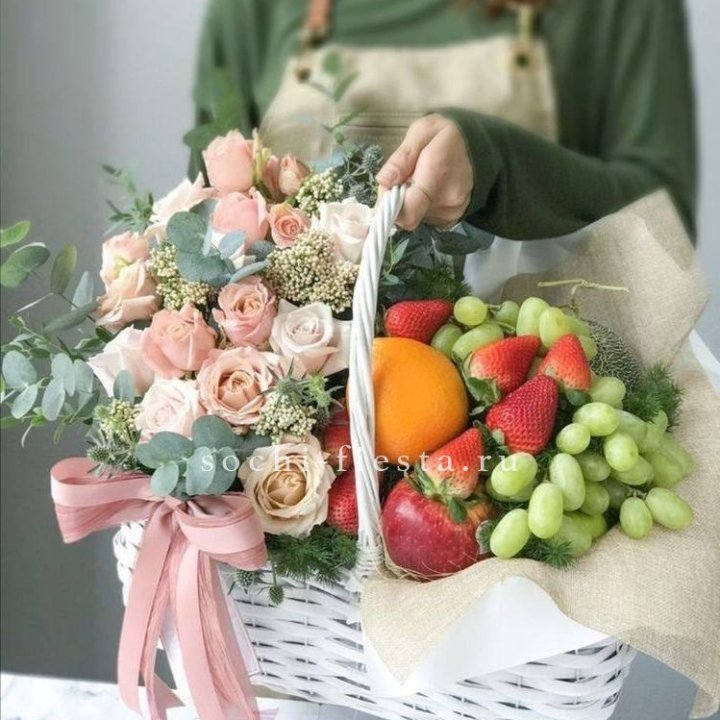 Фруктовая корзина c цветами в Южно-Сахалинске