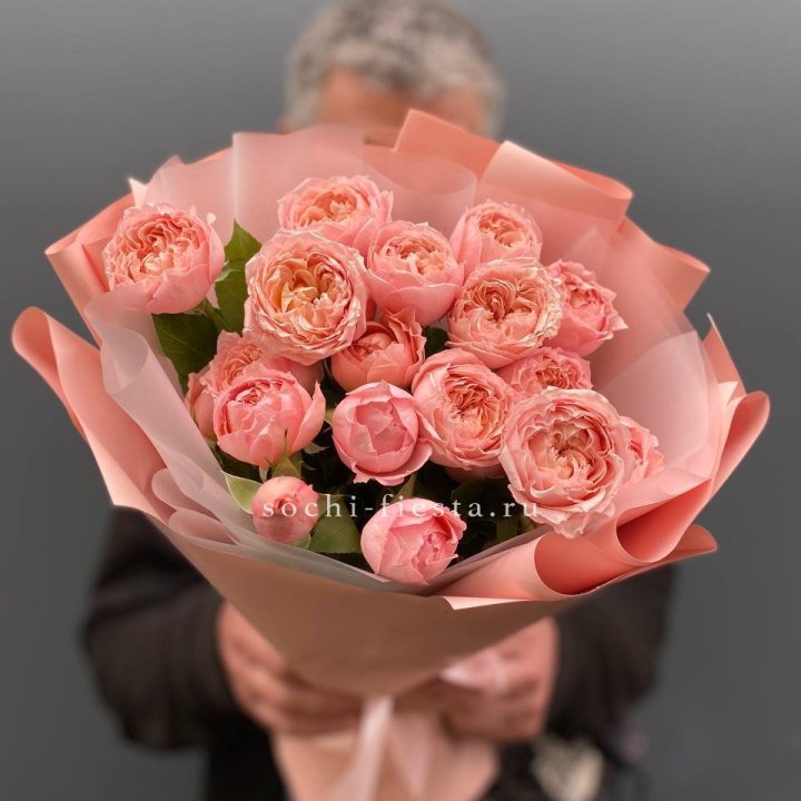 Букет комплимент из кустовых роз Джульетта в Южно-Сахалинске