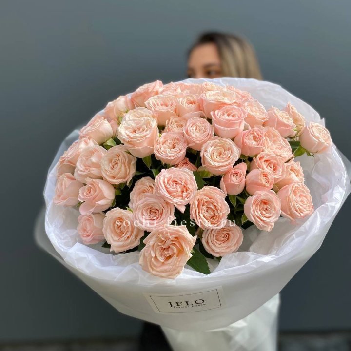 Букет кустовых роз Бомбастик с доставкой в Южно-Сахалинске