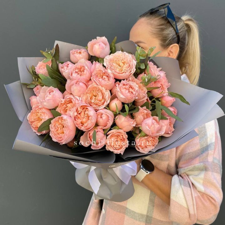Букет с пионовидными розами "Пивайн" в Южно-Сахалинске