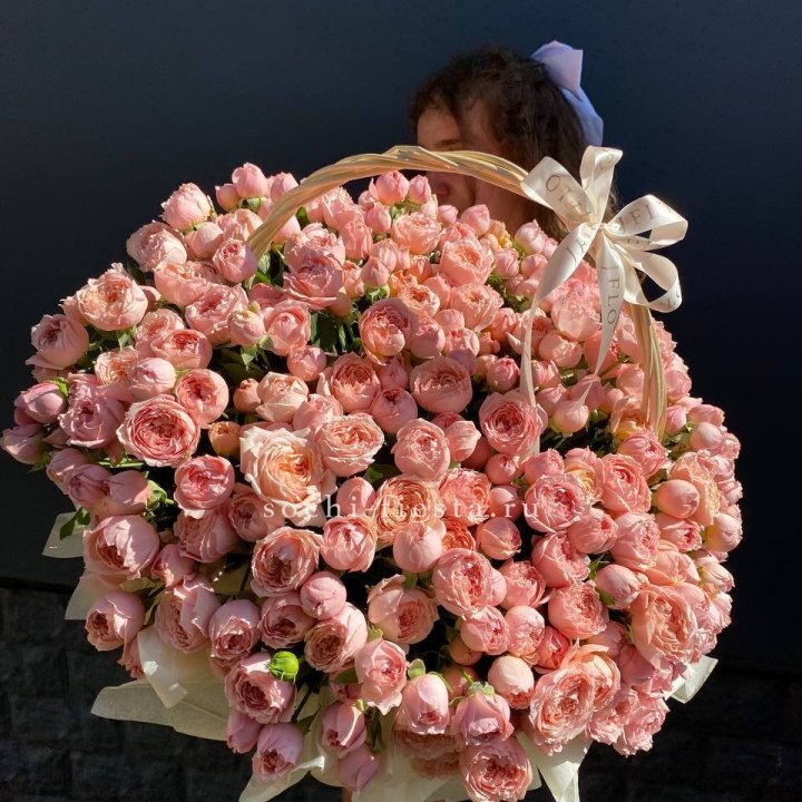 Корзина из пионовидных роз в Южно-Сахалинске
