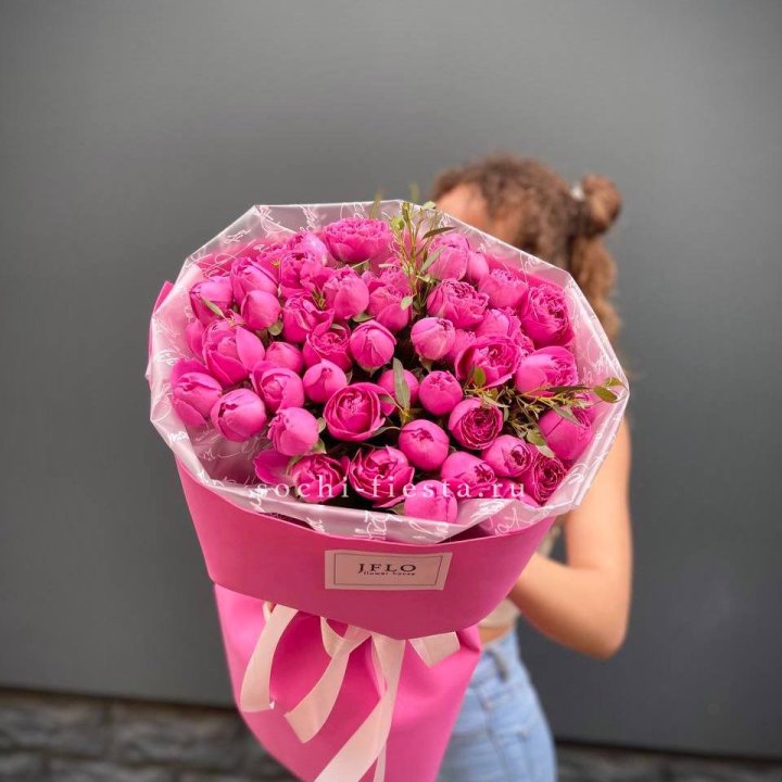 Кустовые розы букет Мисти Баблс с доставкой в Южно-Сахалинске