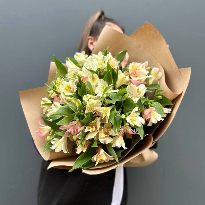 Букет альстромерий в крафте в Южно-Сахалинске