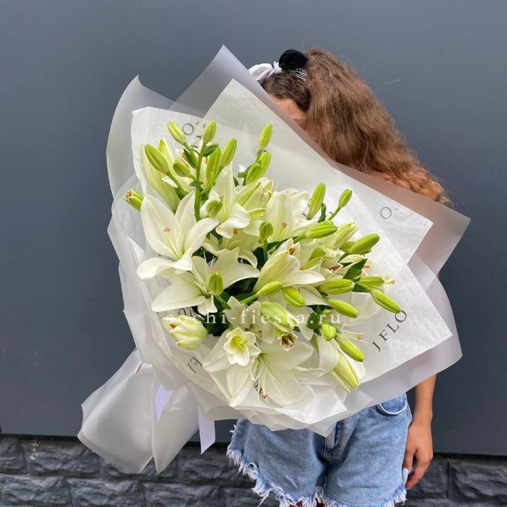 Букет  лилий "Воздушный"  с доставкой в Южно-Сахалинске