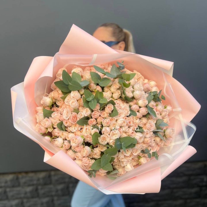 101 кустовая роза с эвкалиптом в Южно-Сахалинске