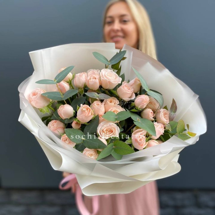 Букет кустовых роз "Фреш" с доставкой в Южно-Сахалинске