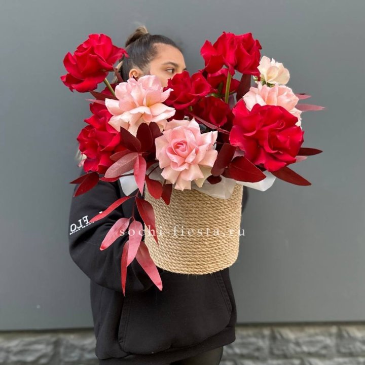 15 Французских роз в джутовом кашпо в Южно-Сахалинске