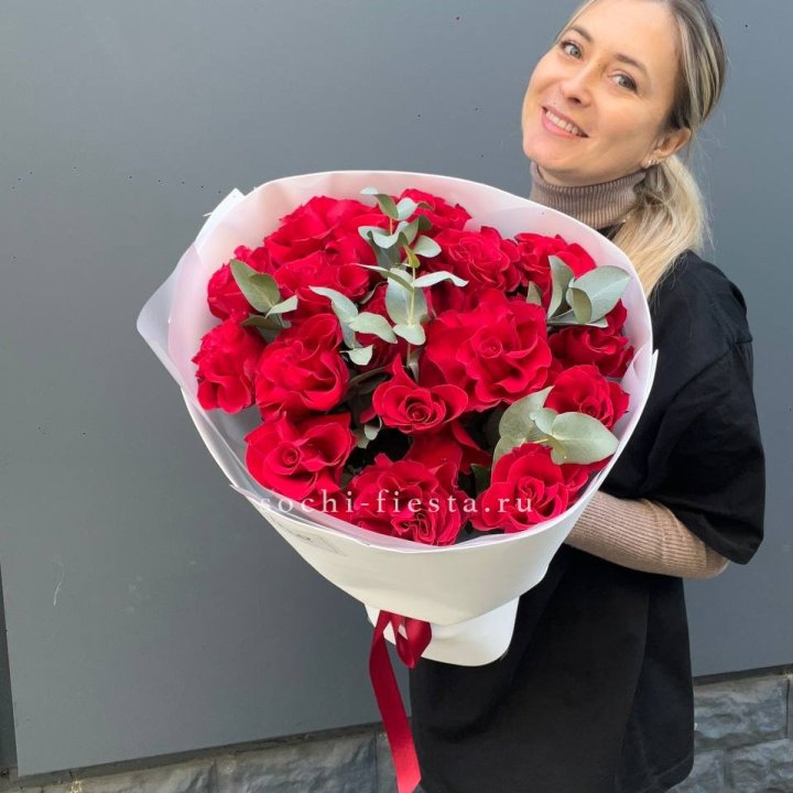 17 Красных французских роз в Южно-Сахалинске