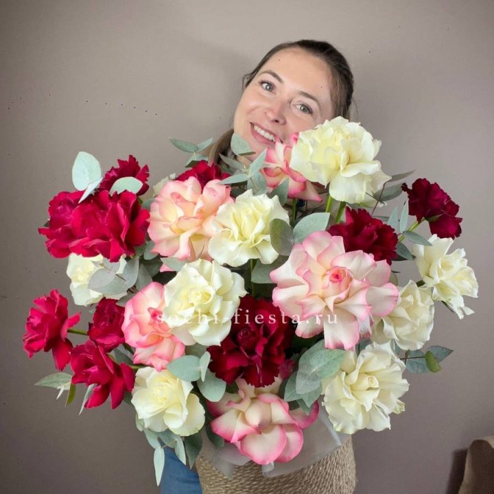 35 французских роз микс в джутовом боксе в Южно-Сахалинске