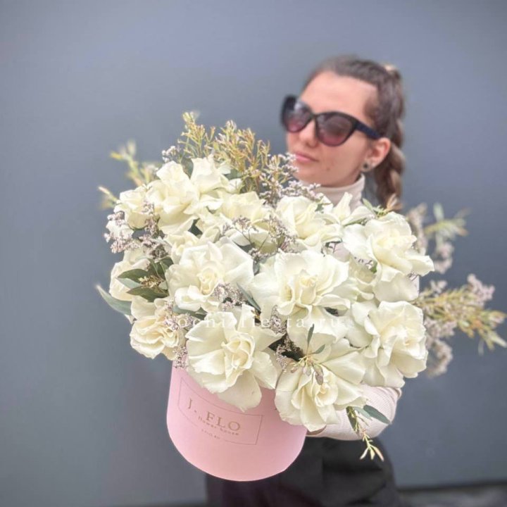 17 Французских белых роз в коробке Афина в Южно-Сахалинске