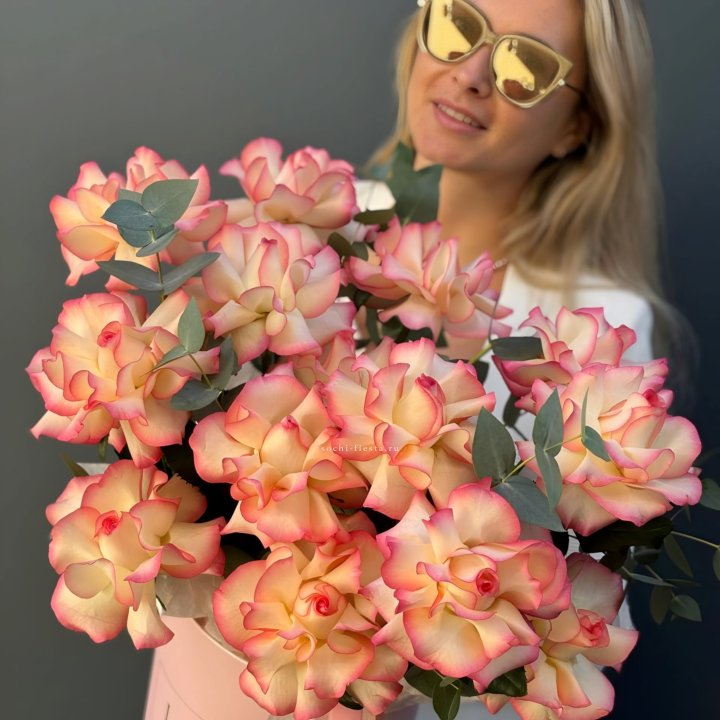 15 французских  роз Джумилия в боксе с доставкой в Южно-Сахалинске