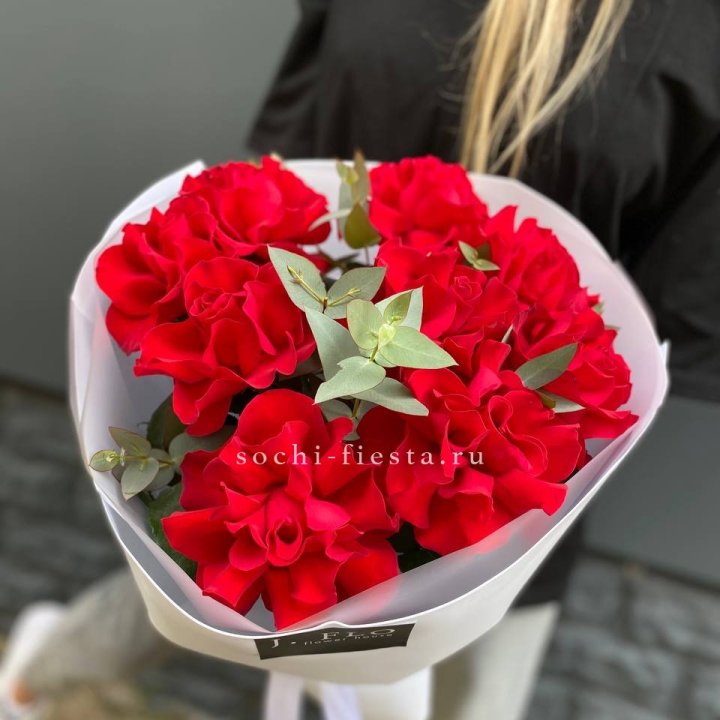 9 Красных французских роз с доставкой в Южно-Сахалинске