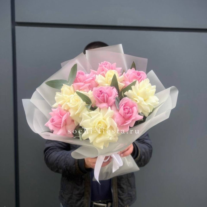 11 бело-розовых роз с доставкой в Южно-Сахалинске