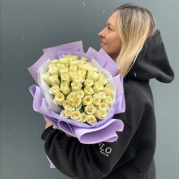 51 белая кенийская роза в оформлении в Южно-Сахалинске