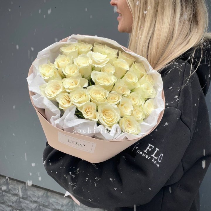 31 белая роза в оформлении в Южно-Сахалинске