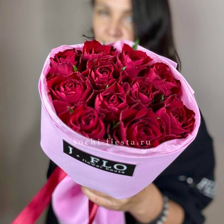 11 красных роз мадам ред в Южно-Сахалинске