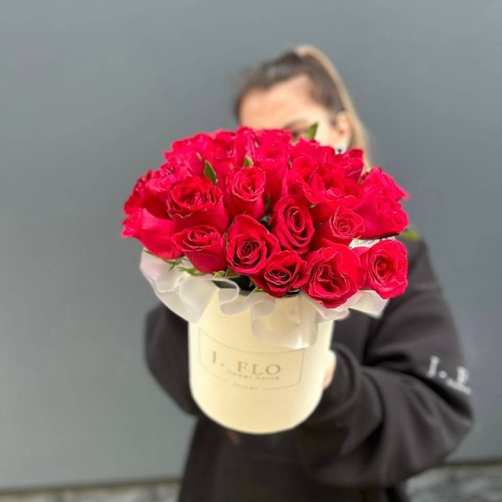 27 кенийских роз в боксе в Южно-Сахалинске