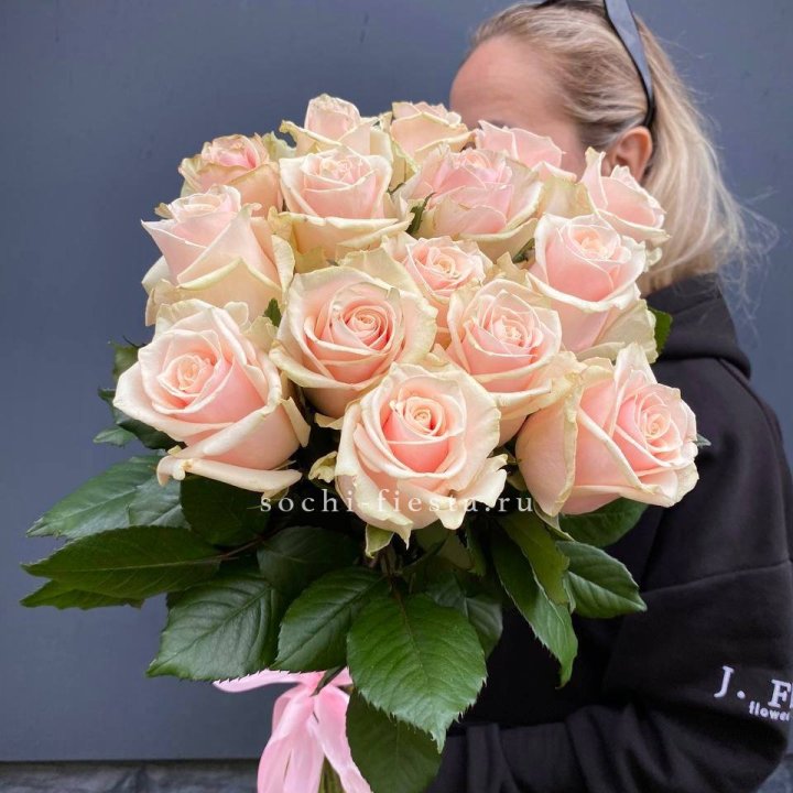 15  кремовых высоких роз с доставкой в Южно-Сахалинске