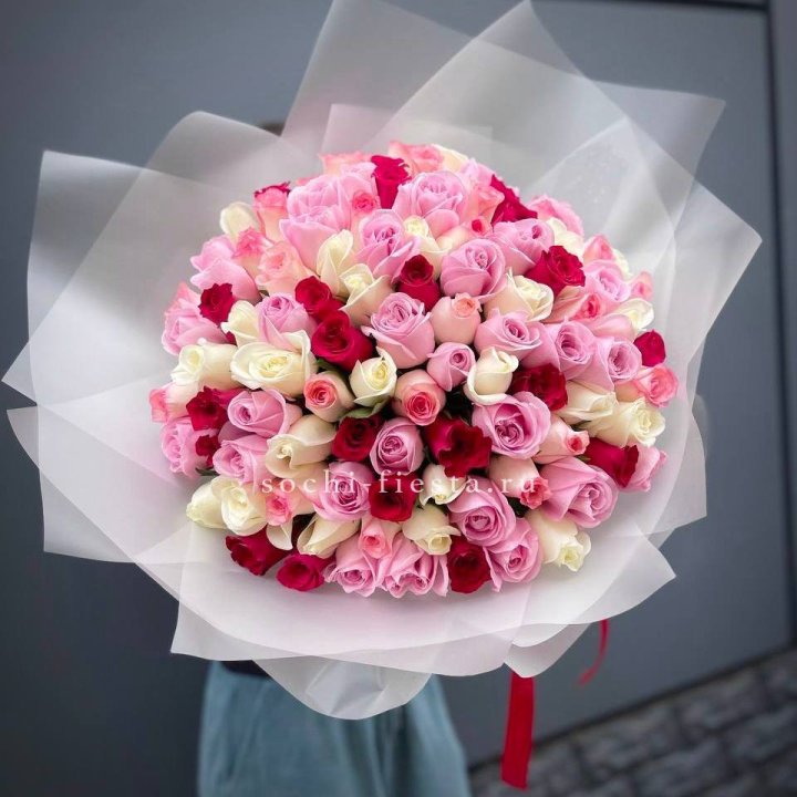 101 разноцветная роза "Карусель" в Южно-Сахалинске