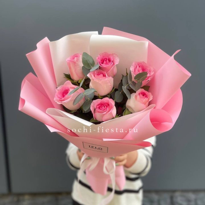 7 роз с эвкалиптом с доставкой в Южно-Сахалинске