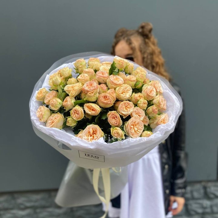 15 пионовидных роз в Южно-Сахалинске