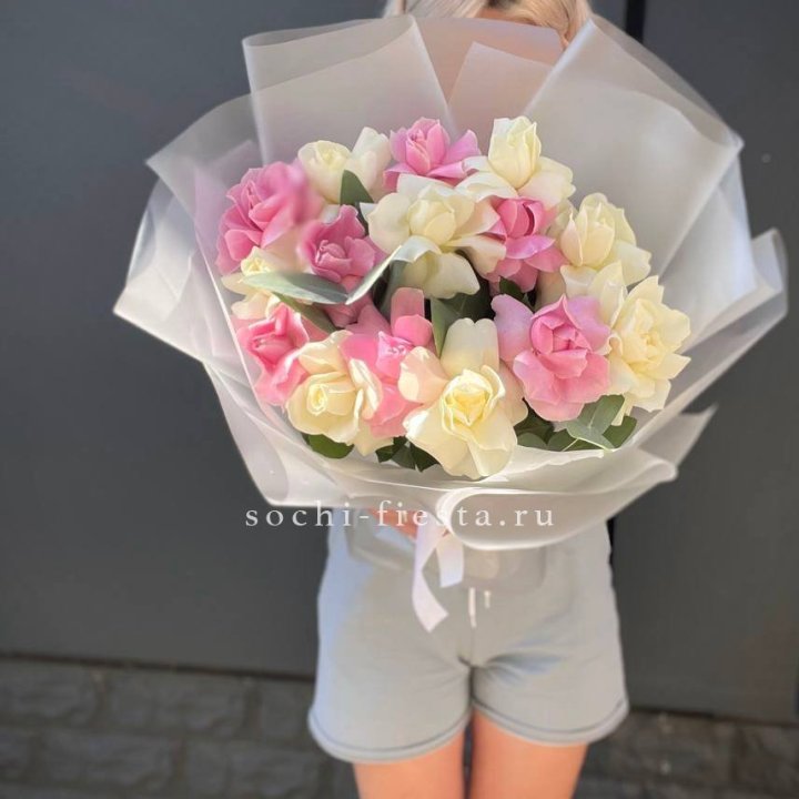 15 бело-розовых роз в Южно-Сахалинске