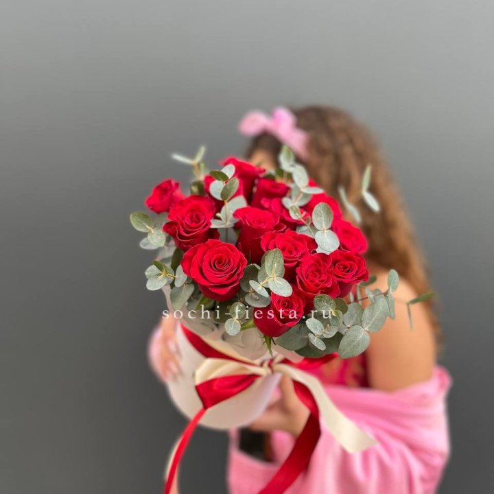 15 Красных роз в боксе №2 в Южно-Сахалинске