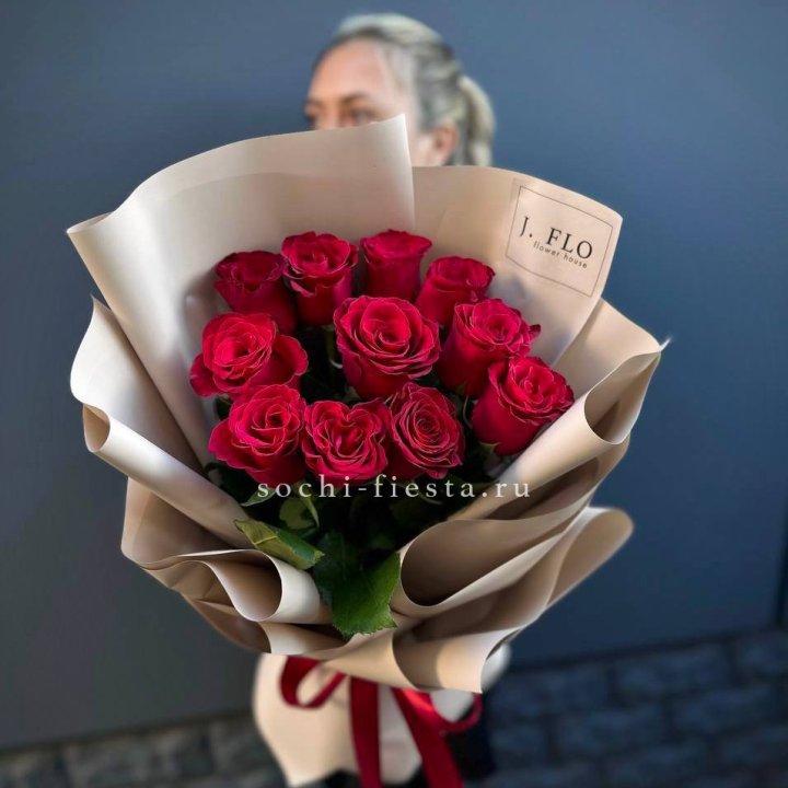 Букет красных роз "Наоми" с доставкой в Южно-Сахалинске