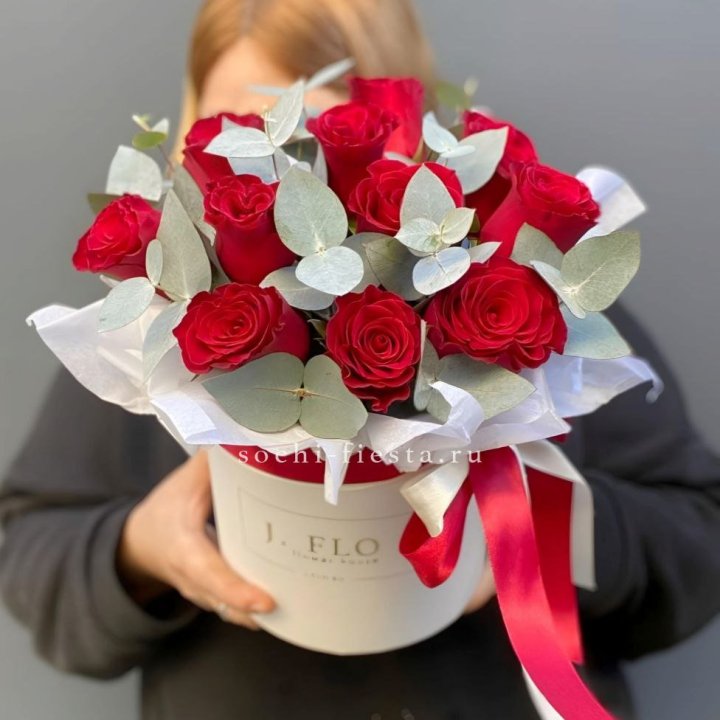 11 роз в шляпной коробке в Южно-Сахалинске